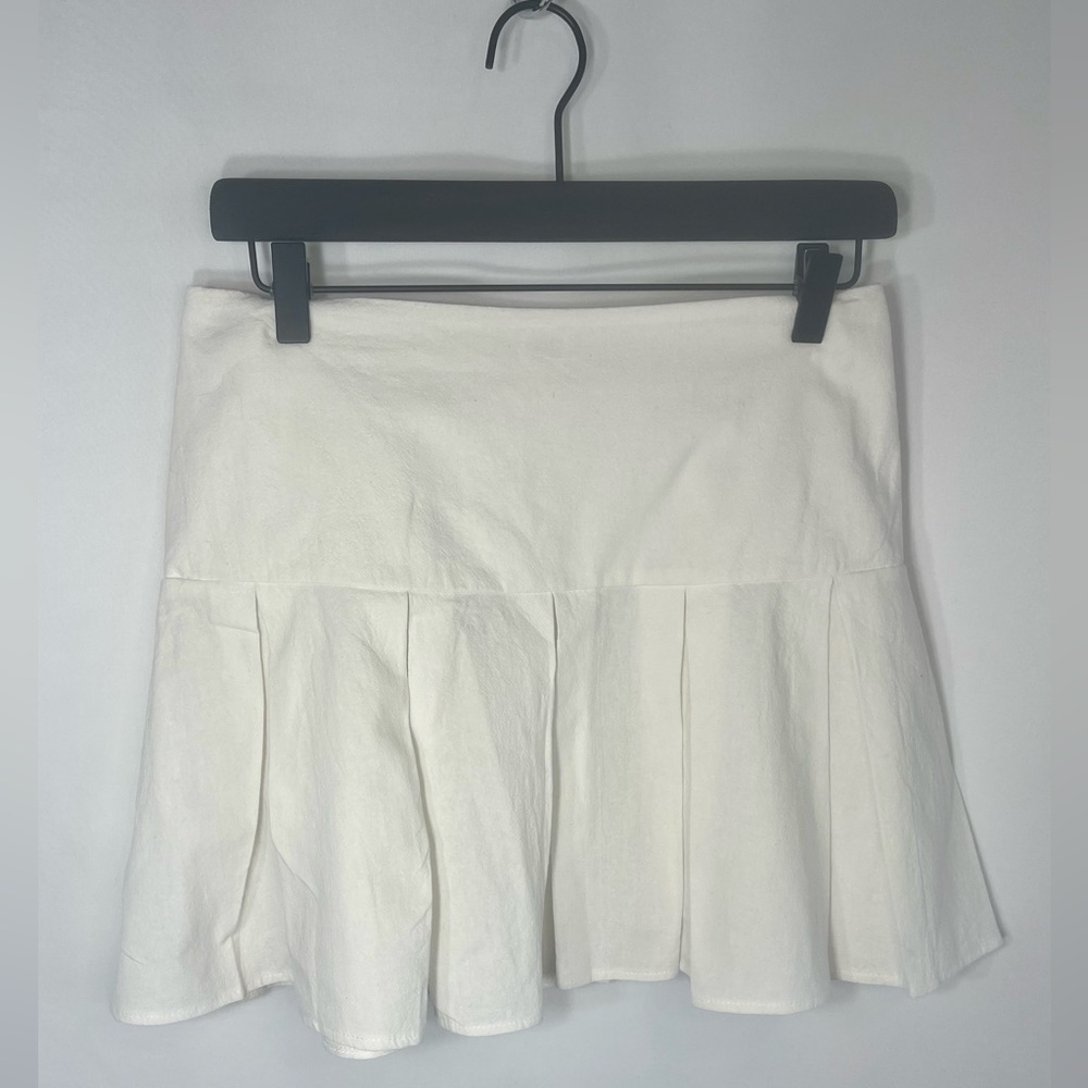 Urban Romantics, White Pleated Skirt size Medium